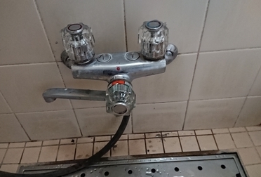 浴室シャワー水栓取替Before